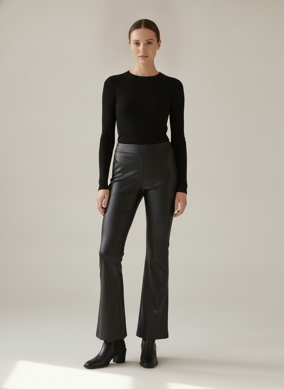 PANTALONI A ZAMPA EFFETTO PELLE Nero - indossato - IRONICA