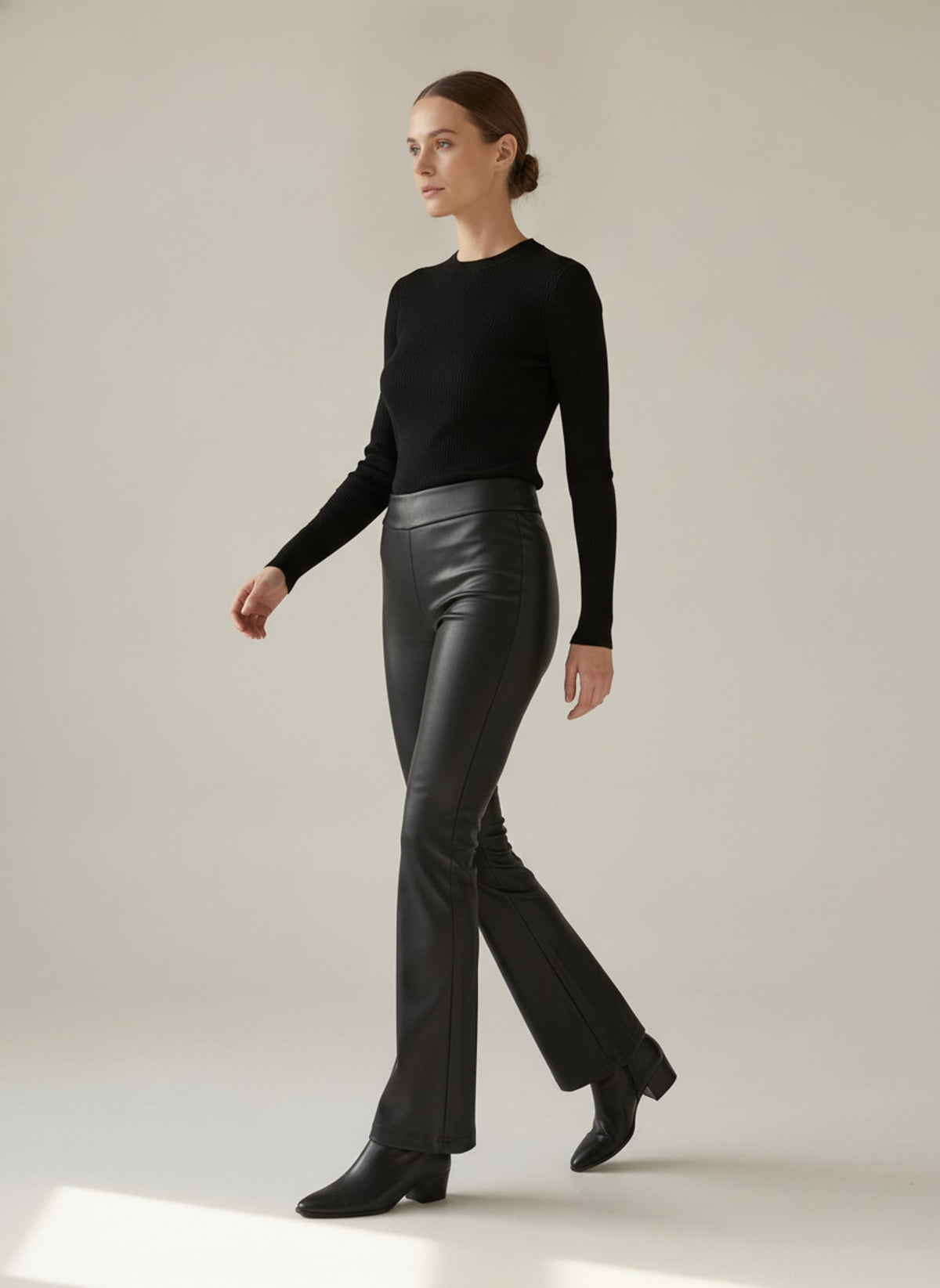 PANTALONI A ZAMPA EFFETTO PELLE Nero - in movimento - IRONICA