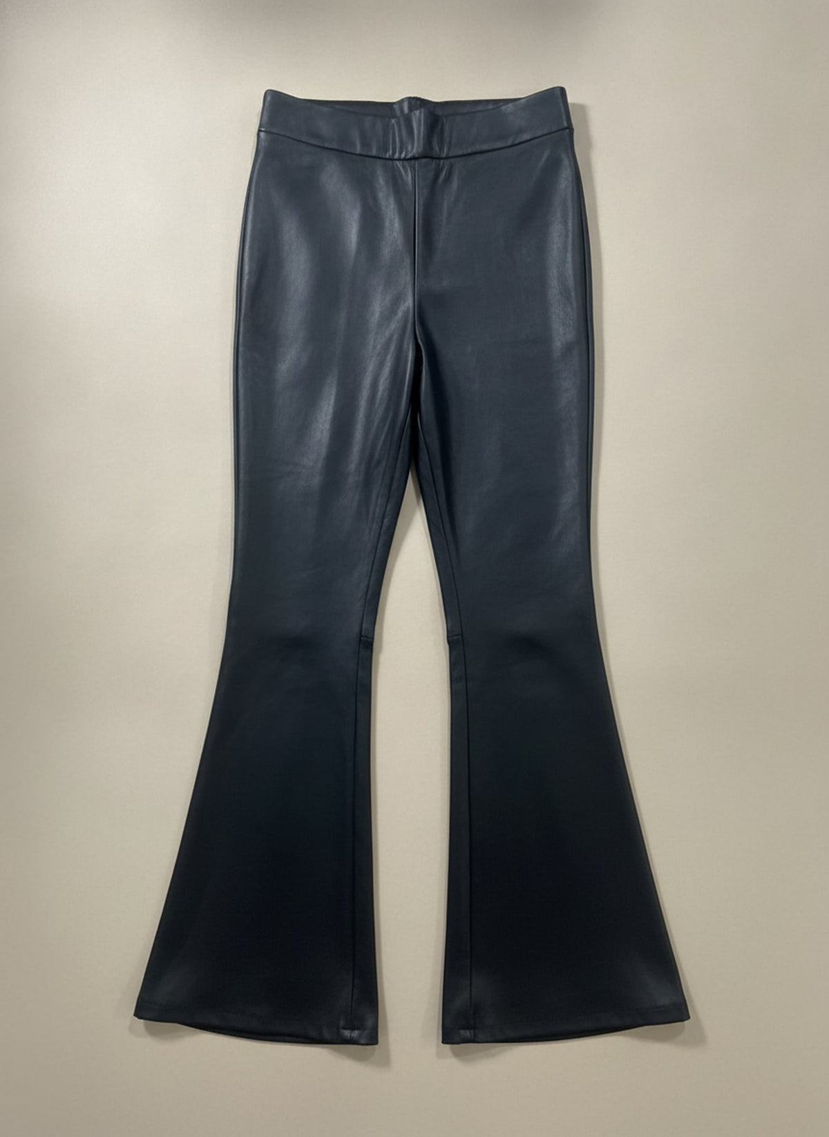 PANTALONI A ZAMPA EFFETTO PELLE Nero - still life - IRONICA