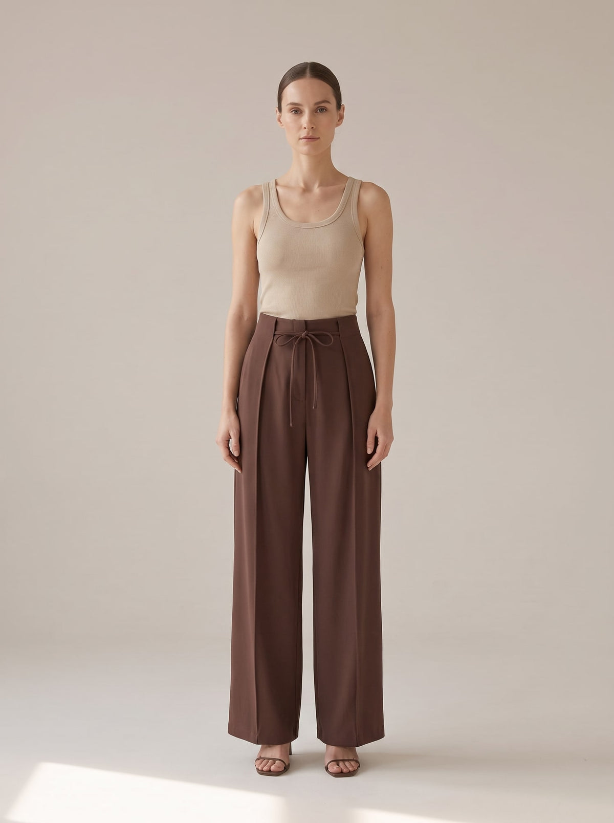 PANTALONI WIDE LEG CON PIEGHE Cacao - indossato - IRONICA