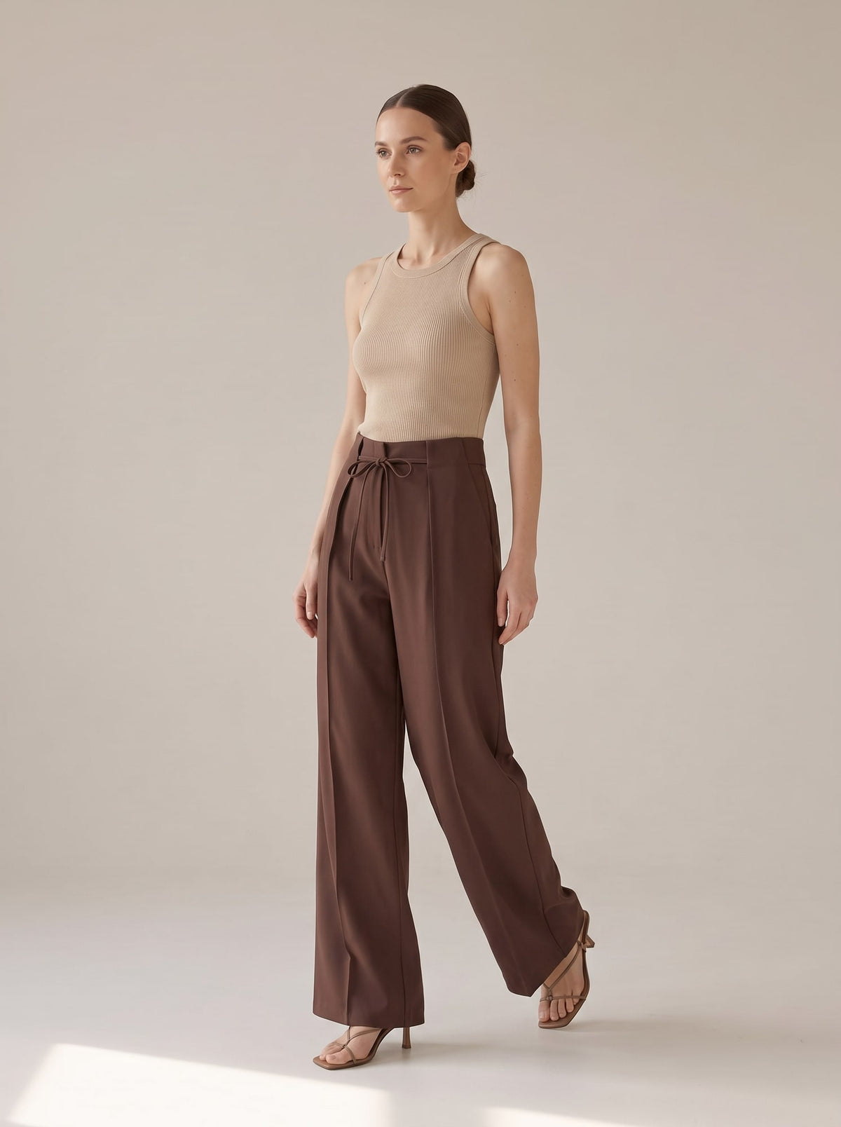 PANTALONI WIDE LEG CON PIEGHE Cacao - in movimento - IRONICA