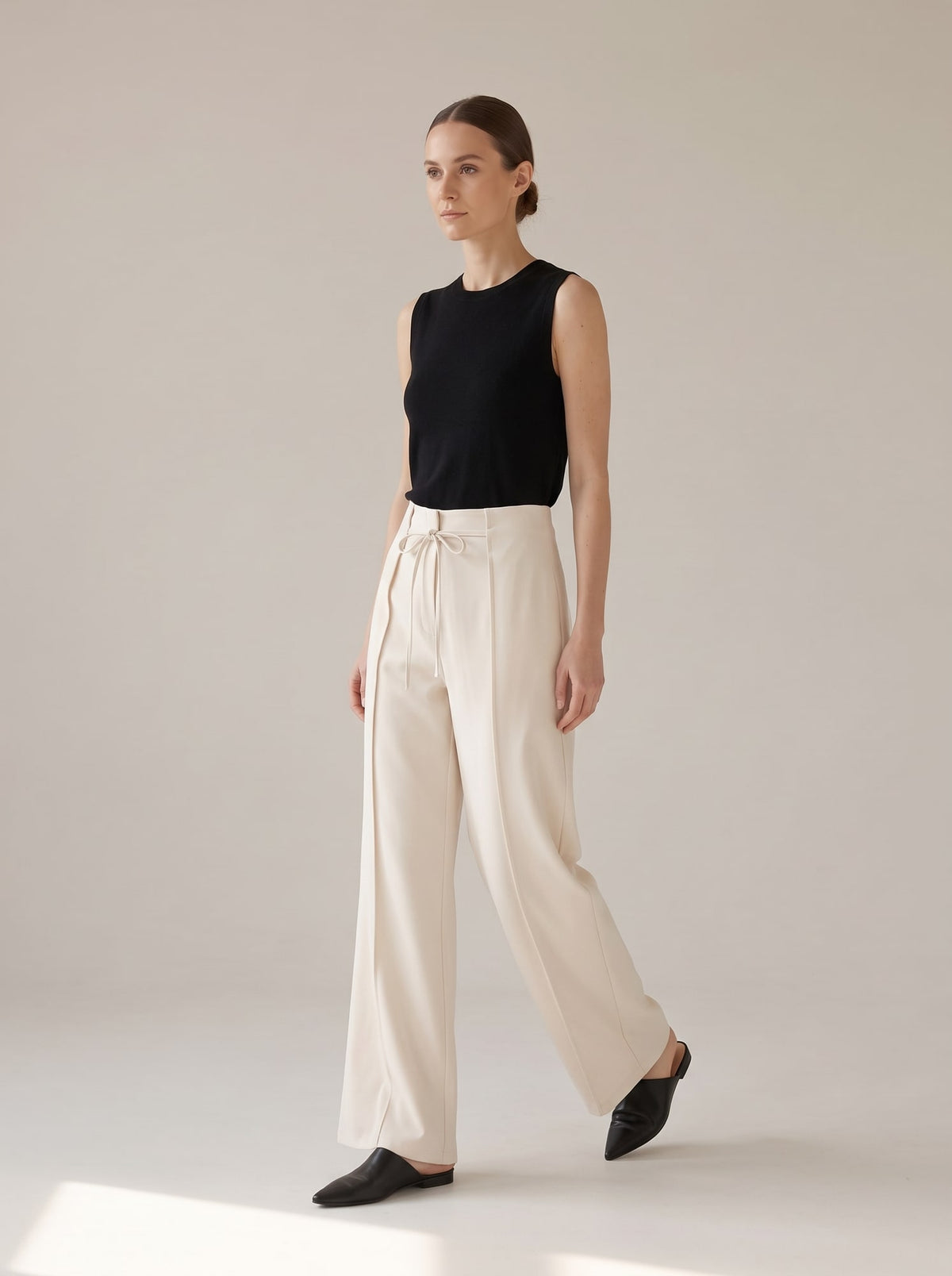 PANTALONI WIDE LEG CON PIEGHE Crema - in movimento - IRONICA