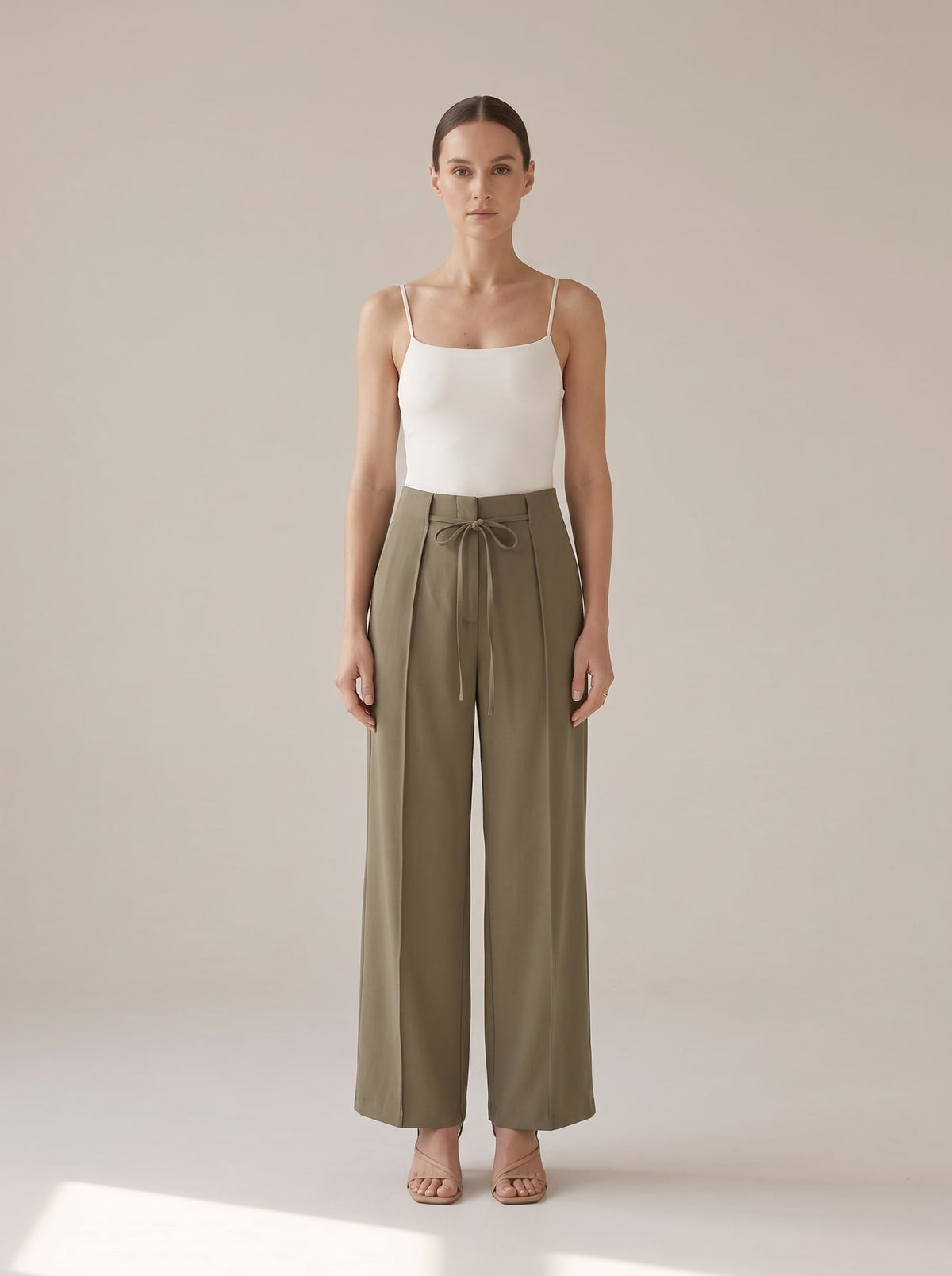 PANTALONI WIDE LEG CON PIEGHE Oliva - indossato - IRONICA