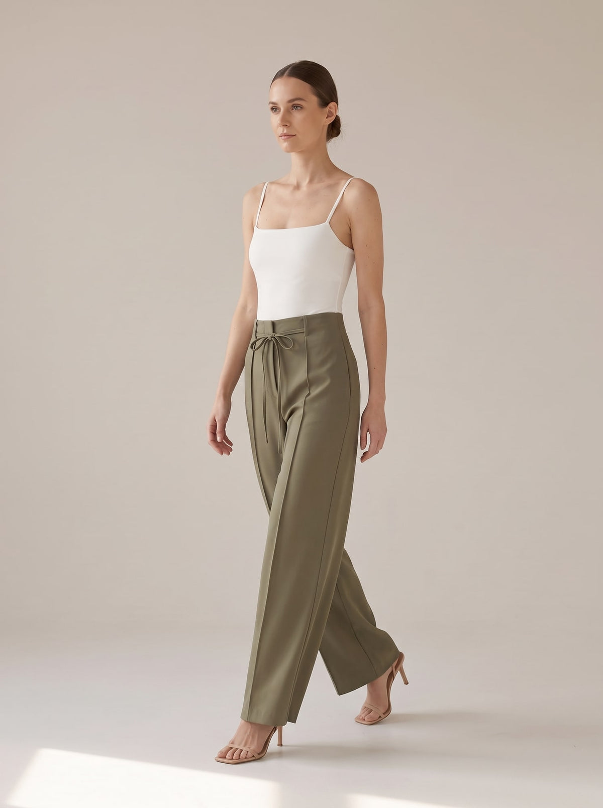 PANTALONI WIDE LEG CON PIEGHE Oliva - in movimento - IRONICA