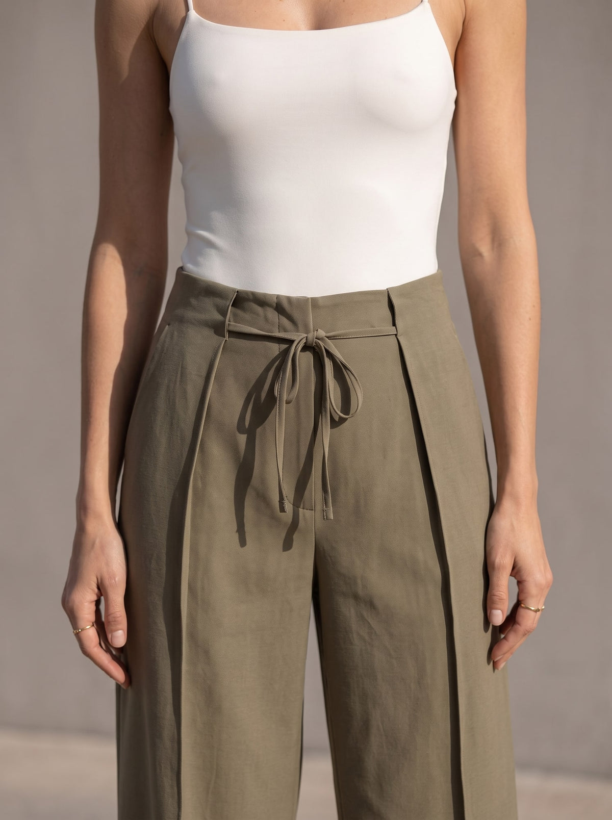 PANTALONI WIDE LEG CON PIEGHE Oliva - dettaglio - IRONICA