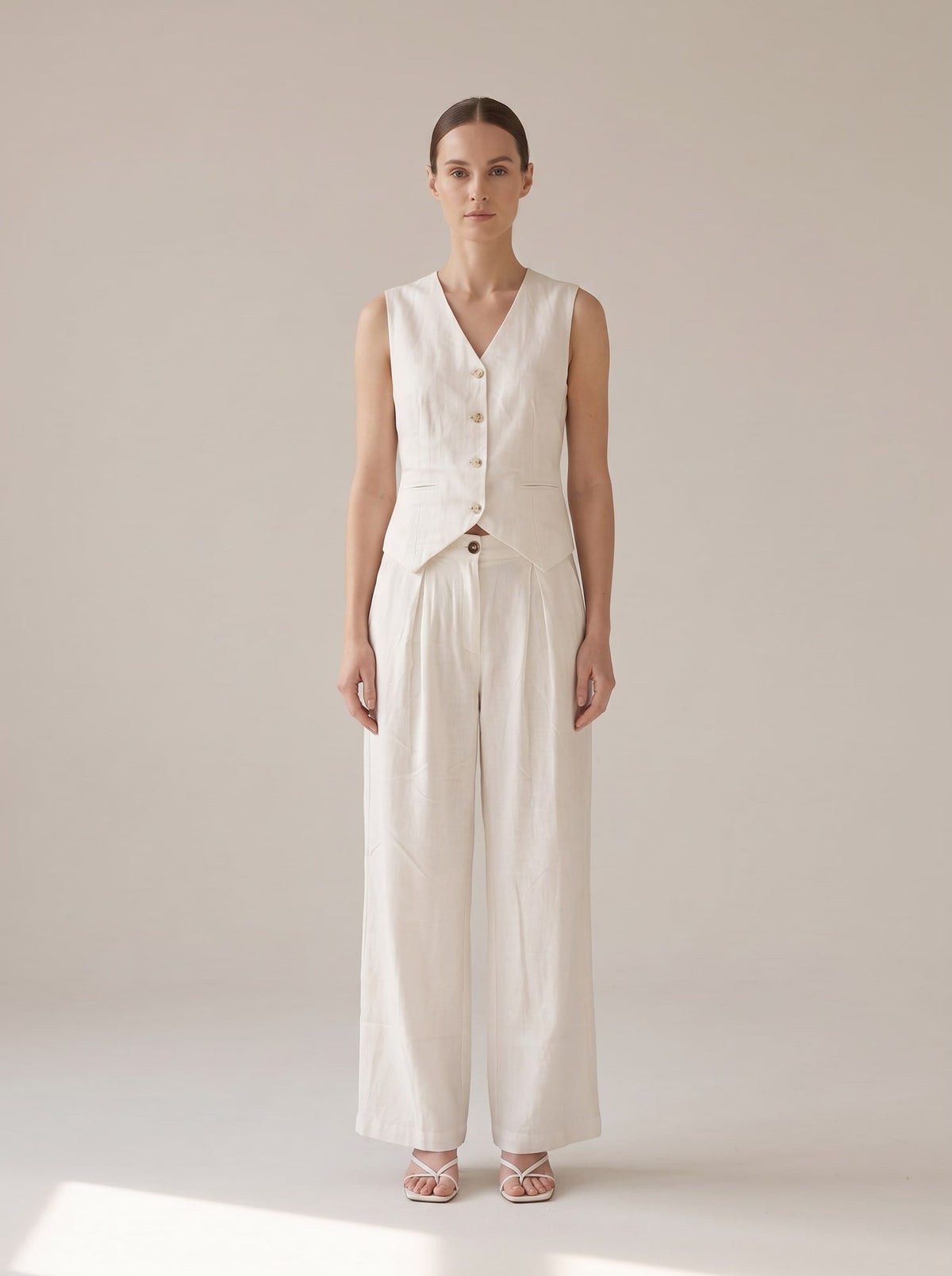 PANTALONI WIDE LEG CON PINCES Bianco - indossato - IRONICA