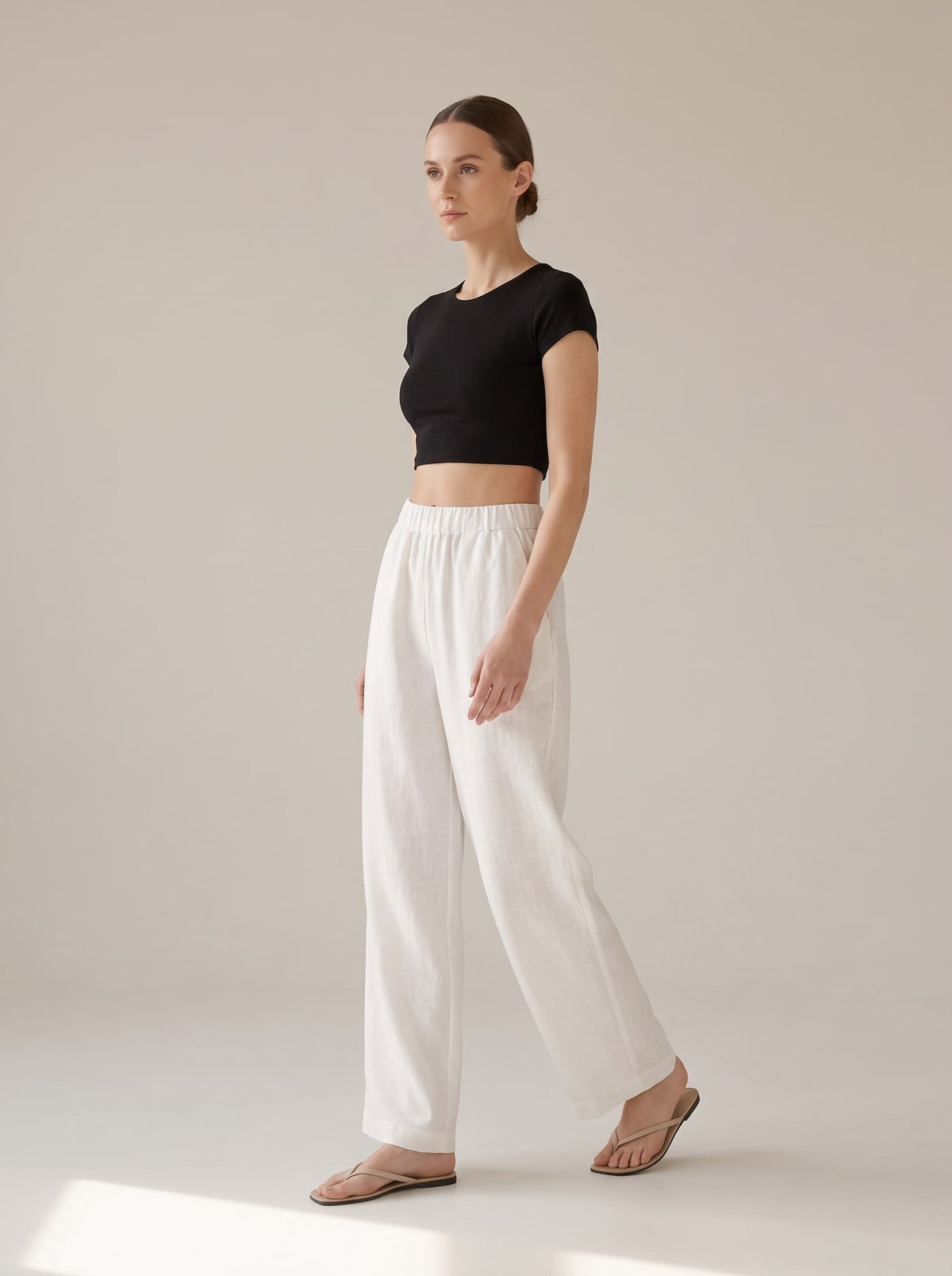 PANTALONI WIDE LEG IN LINO Bianco - in movimento - IRONICA