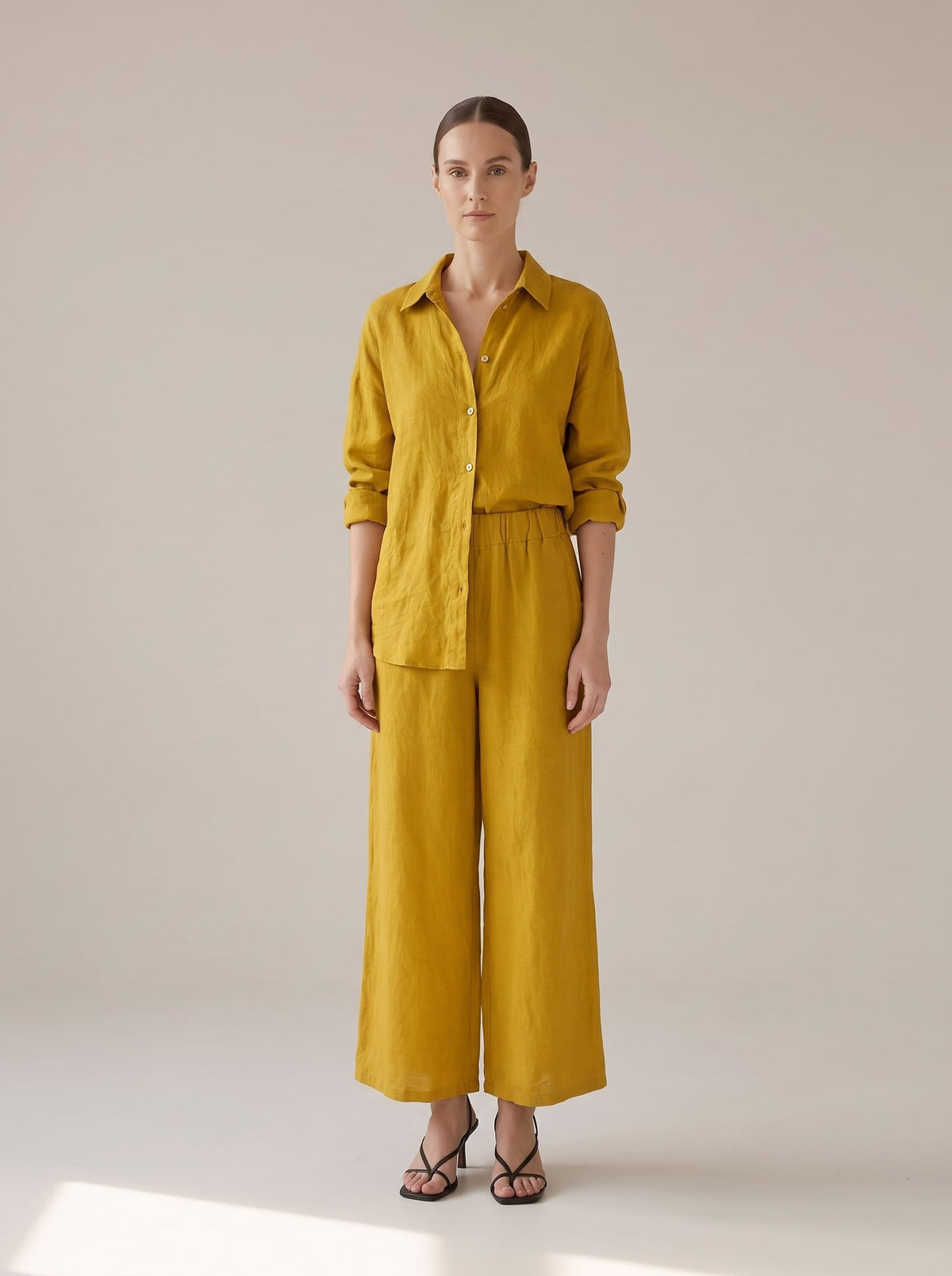 PANTALONI WIDE LEG IN LINO Senape - indossato - IRONICA