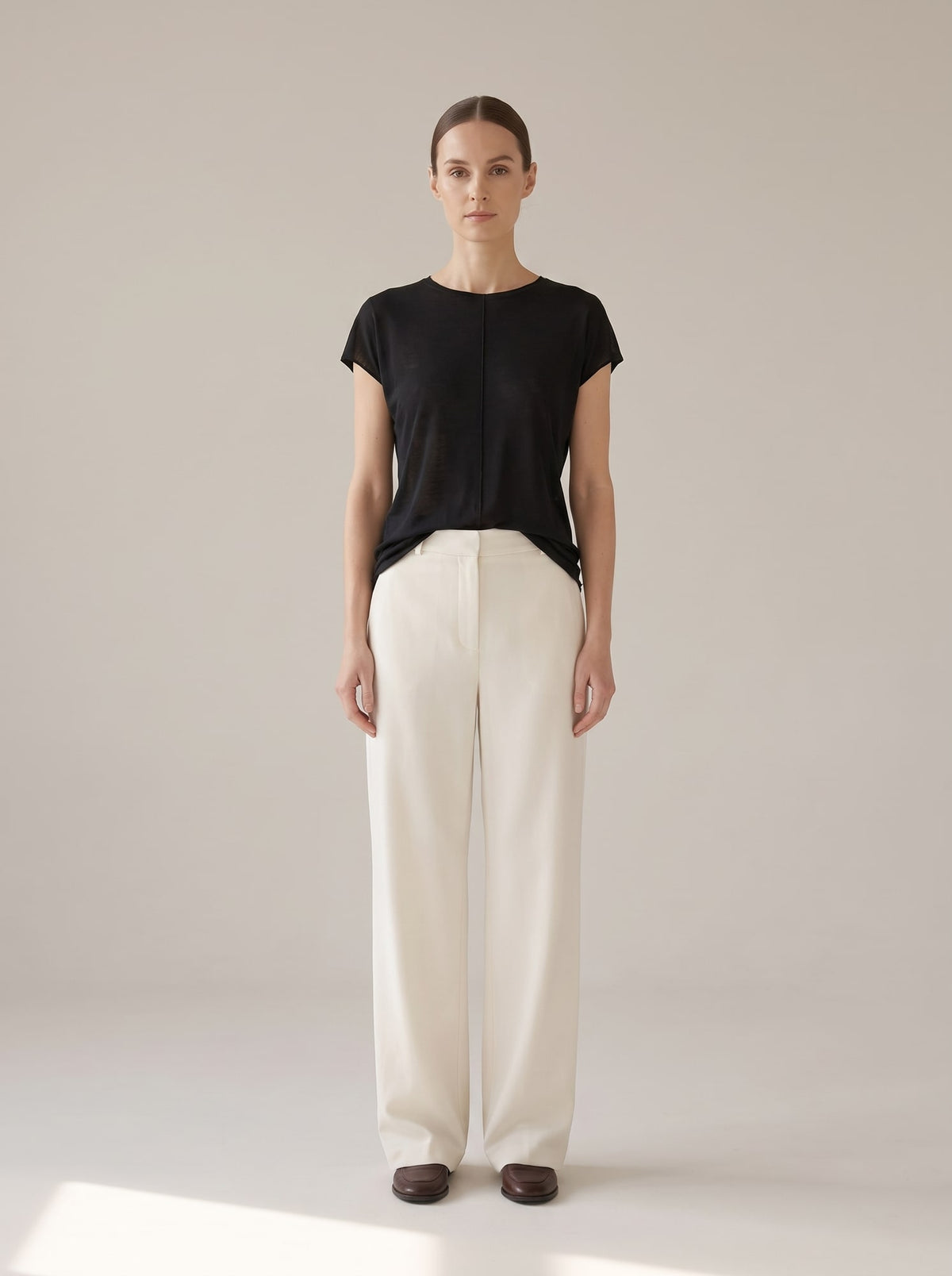 T-SHIRT FLUIDA IN TENCEL E LANA Nero - indossato - IRONICA