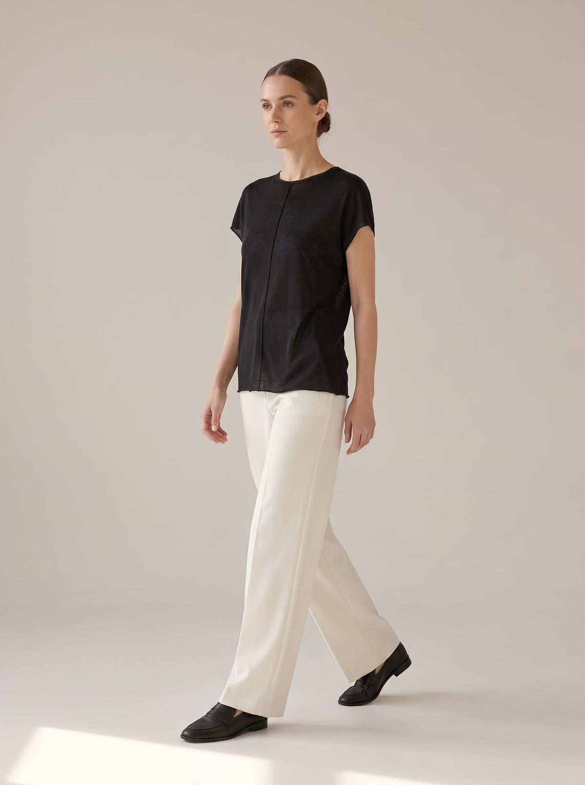 T-SHIRT FLUIDA IN TENCEL E LANA Nero - in movimento - IRONICA