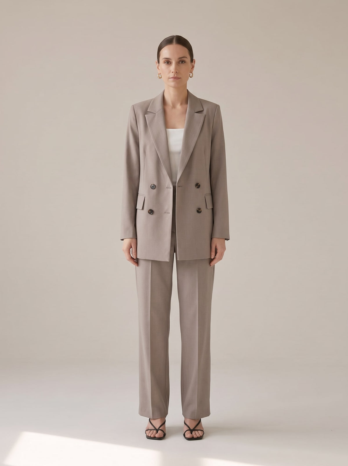 TAILLEUR CON GIACCA DOPPIOPETTO Crema - indossato - IRONICA