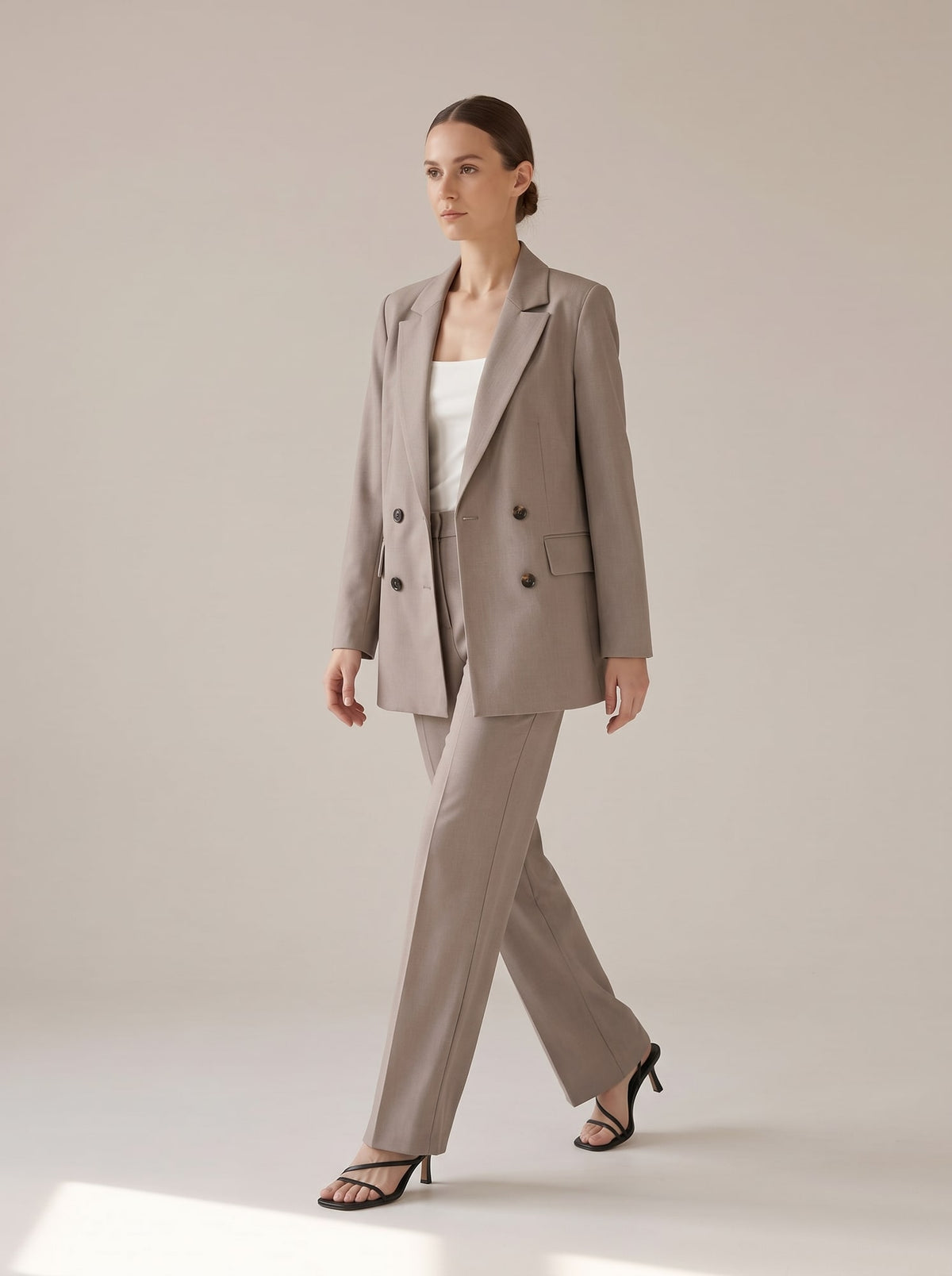 TAILLEUR CON GIACCA DOPPIOPETTO Crema - in movimento - IRONICA