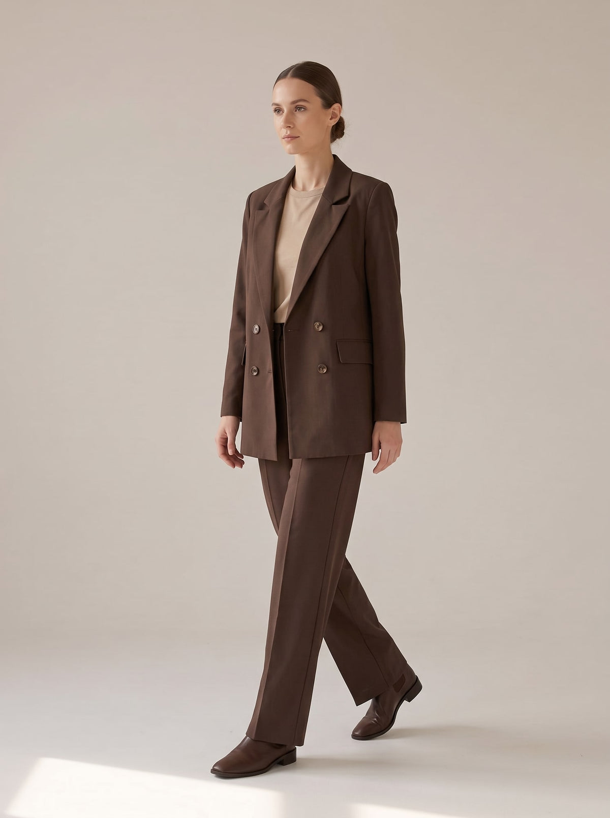 TAILLEUR CON GIACCA DOPPIOPETTO Moro - in movimento - IRONICA