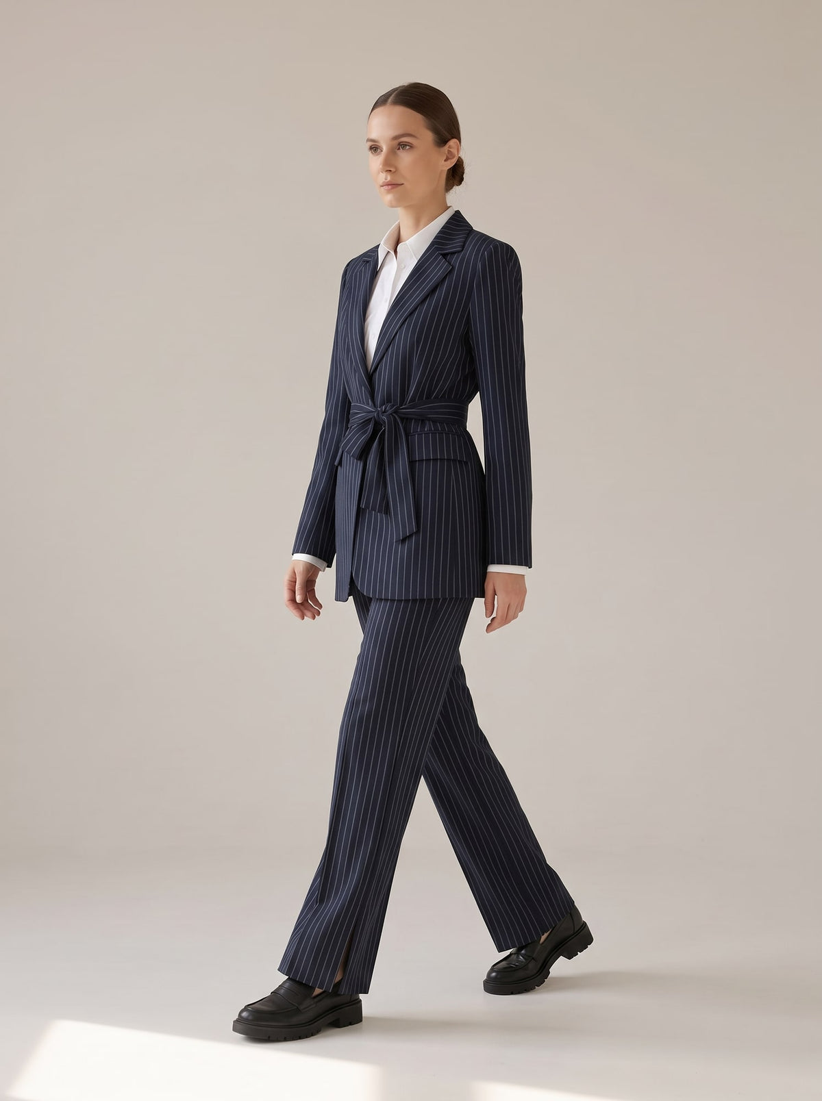 TAILLEUR GESSATO CON CINTURA Blu - in movimento - IRONICA