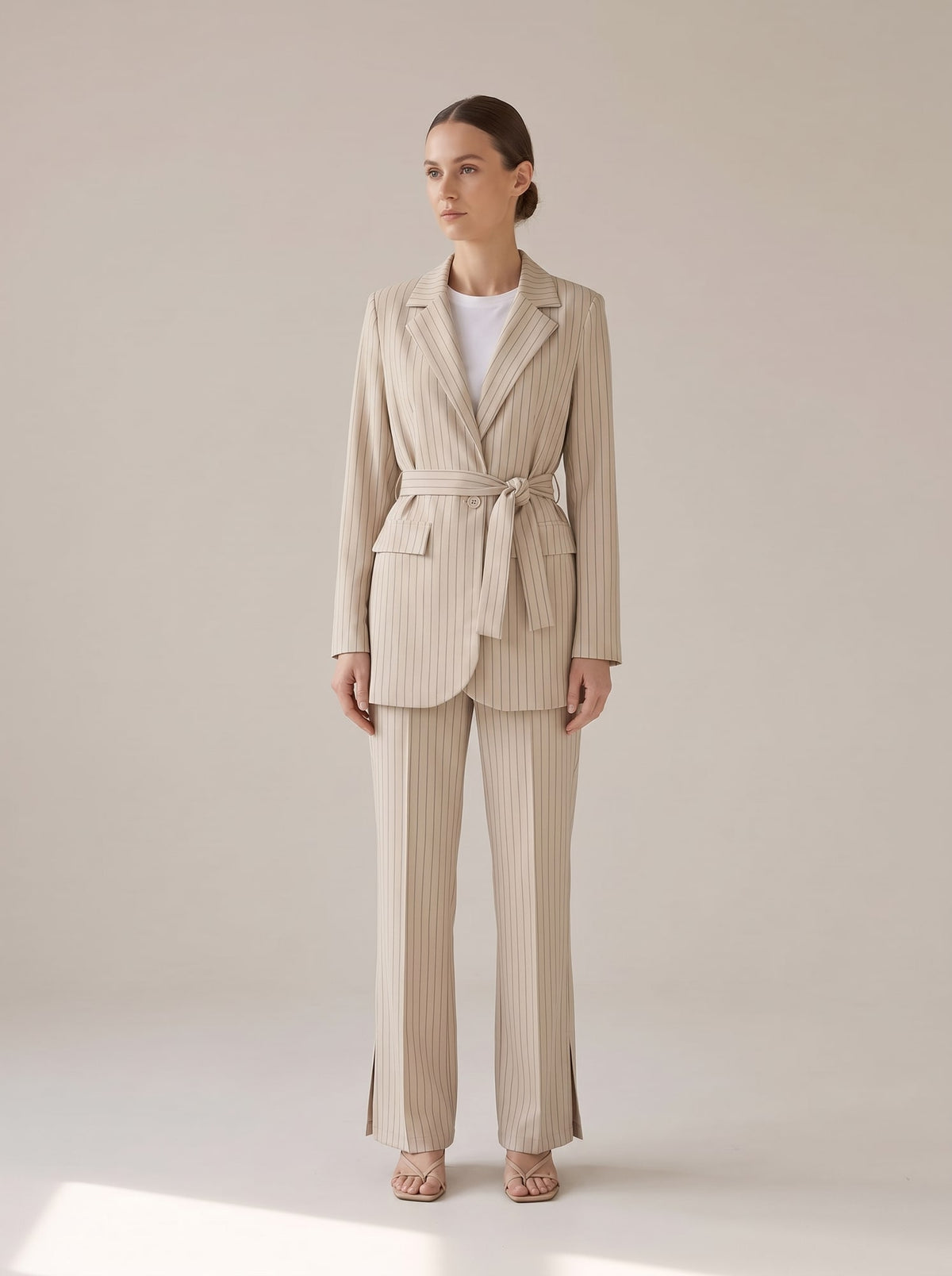 TAILLEUR GESSATO CON CINTURA Crema - indossato - IRONICA