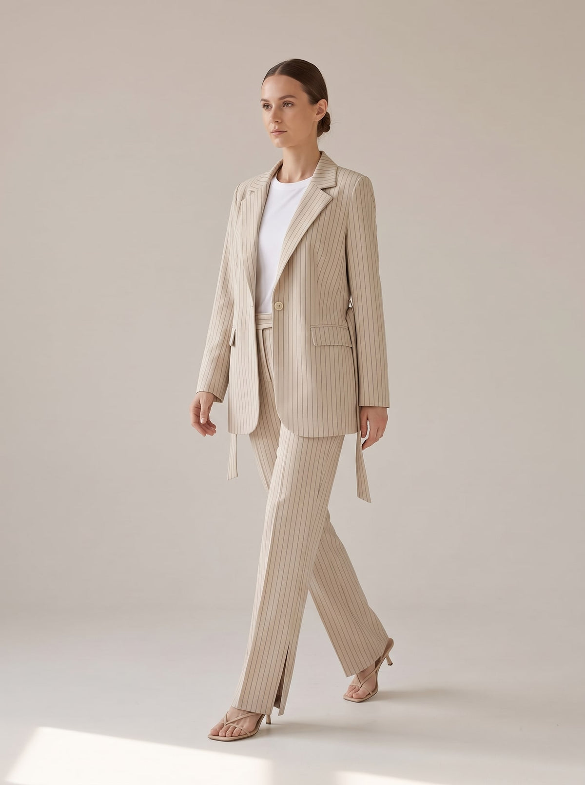 TAILLEUR GESSATO CON CINTURA Crema - in movimento - IRONICA