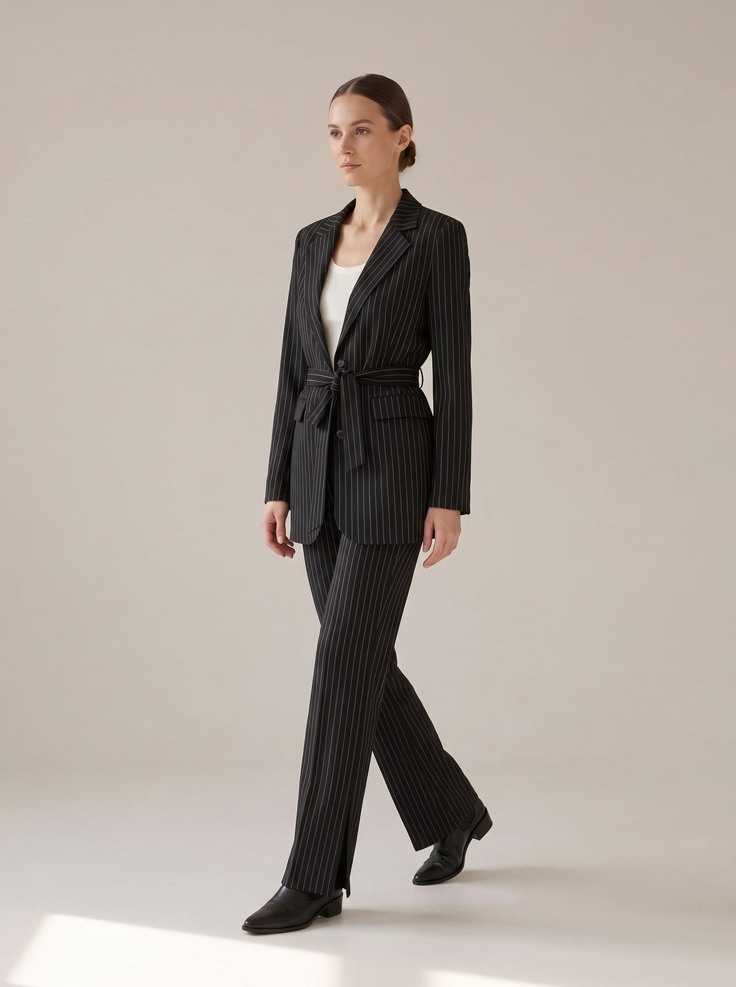 TAILLEUR GESSATO CON CINTURA Nero - in movimento - IRONICA