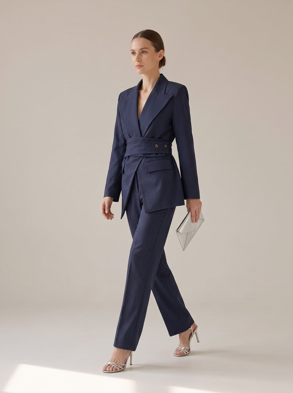TAILLEUR INCROCIATO CON CINTURA Blu - in movimento - IRONICA