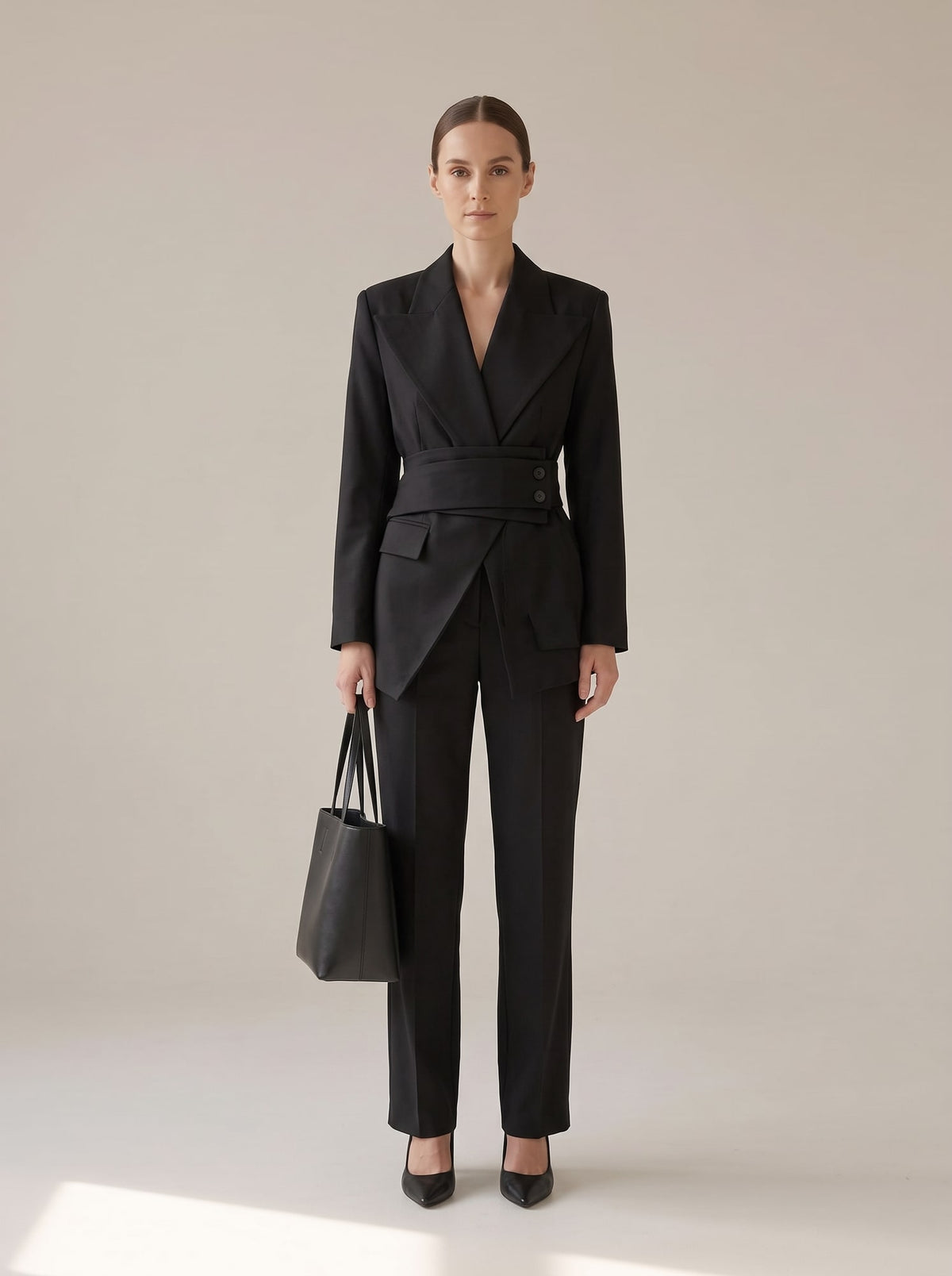TAILLEUR INCROCIATO CON CINTURA Nero - indossato - IRONICA