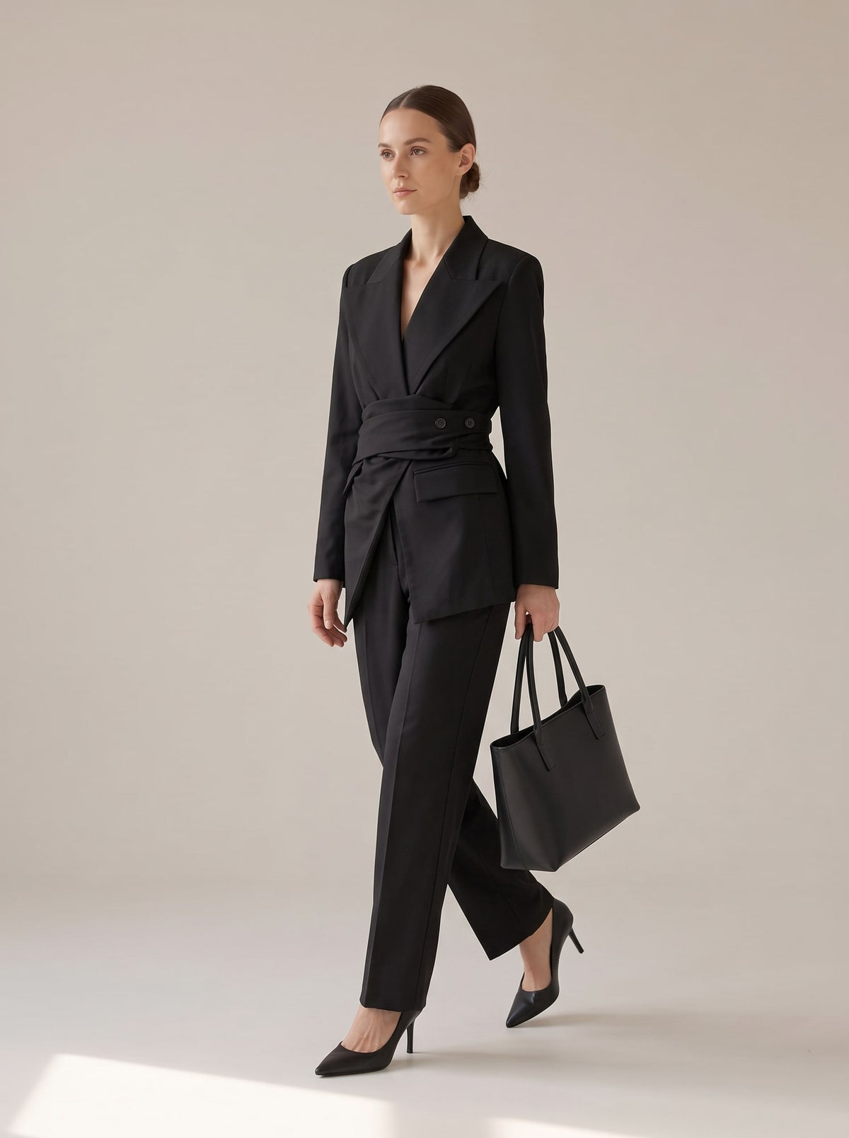 TAILLEUR INCROCIATO CON CINTURA Nero - in movimento - IRONICA