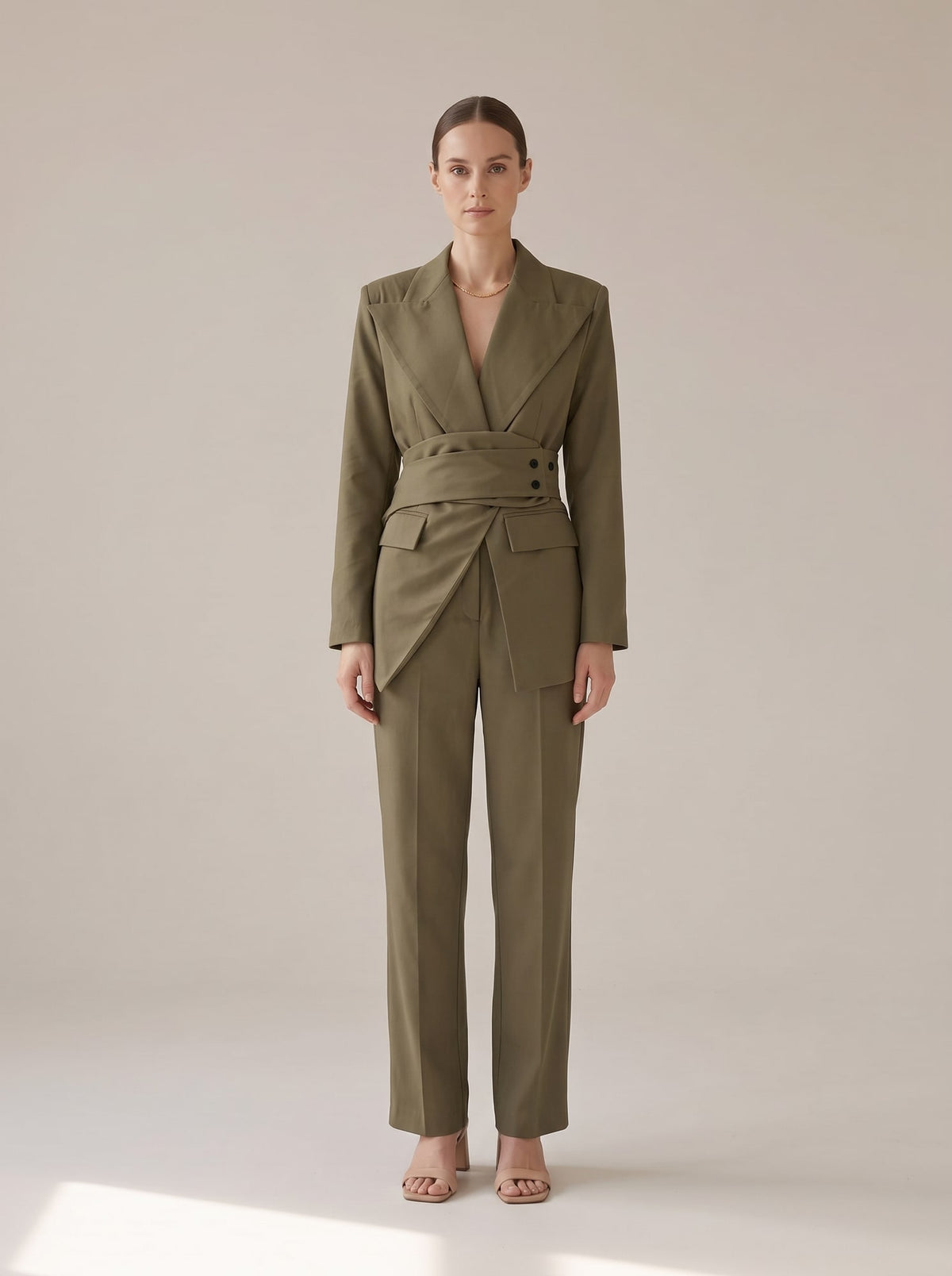 TAILLEUR INCROCIATO CON CINTURA Oliva - indossato - IRONICA