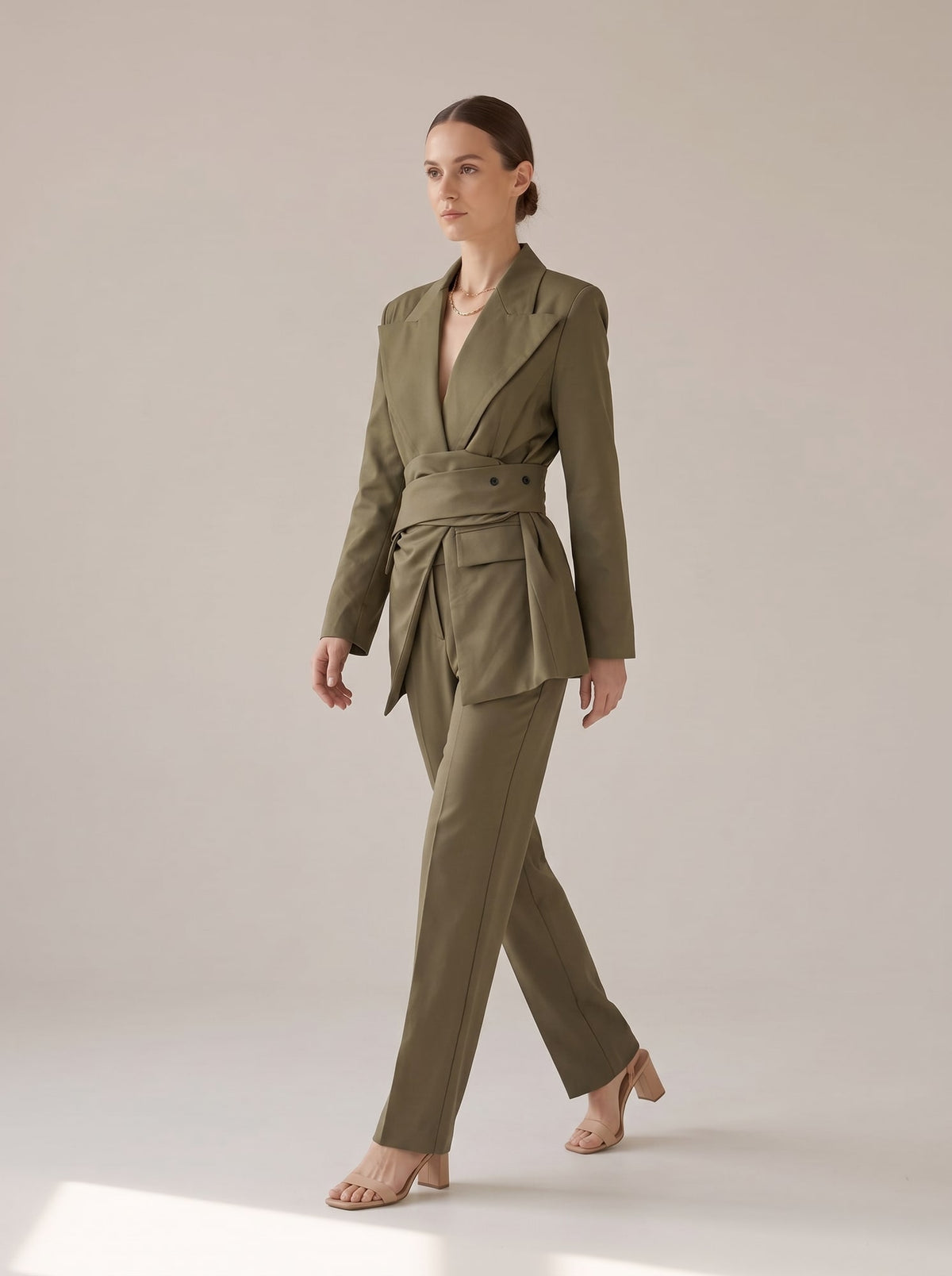 TAILLEUR INCROCIATO CON CINTURA Oliva - in movimento - IRONICA