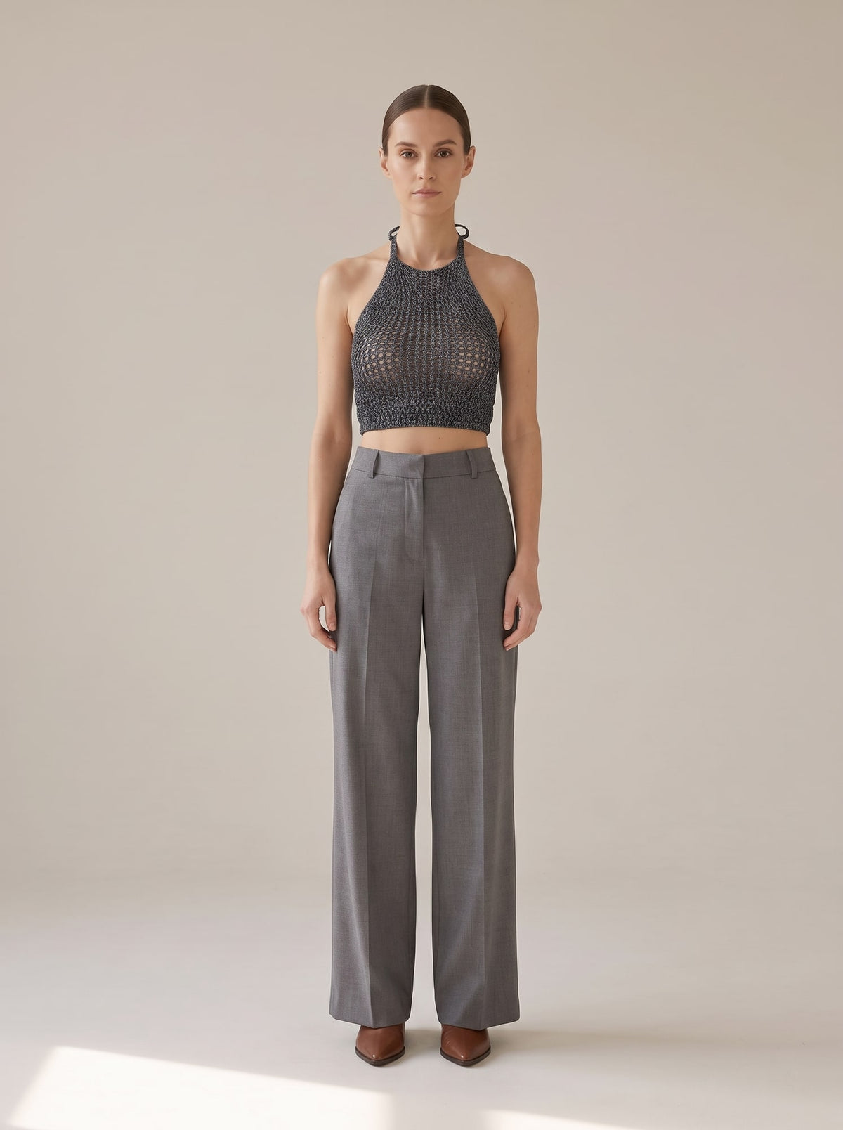 TOP CROPPED IN MAGLIA TRAFORATA Grigio Scuro - indossato - IRONICA