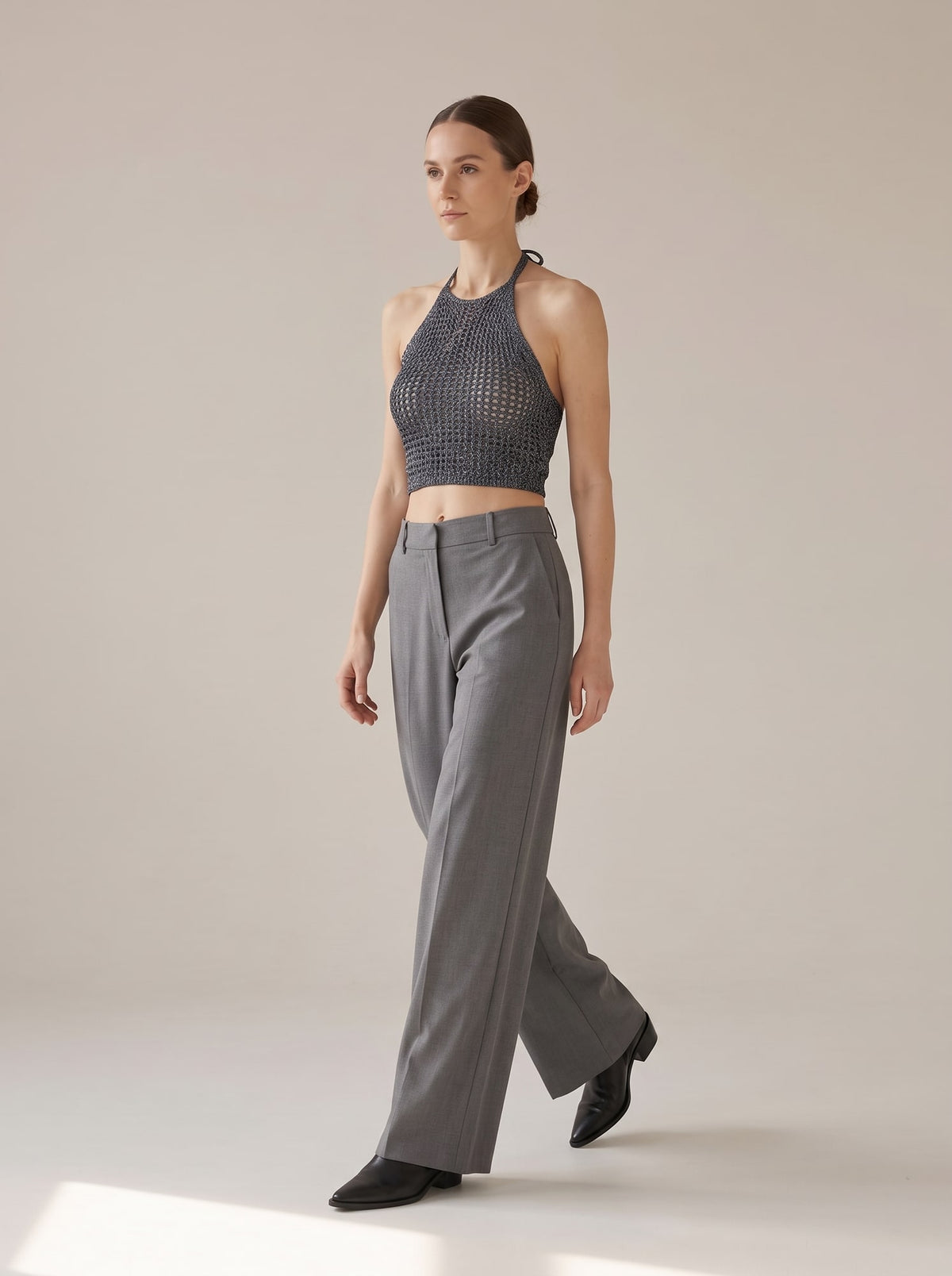 TOP CROPPED IN MAGLIA TRAFORATA Grigio Scuro - in movimento - IRONICA