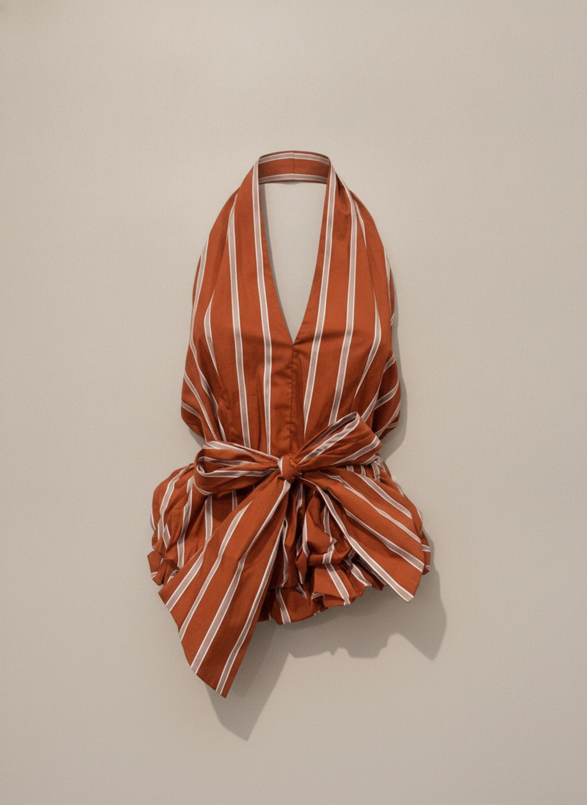 TOP HALTER A RIGHE CON FIOCCO Coccio - still life - IRONICA