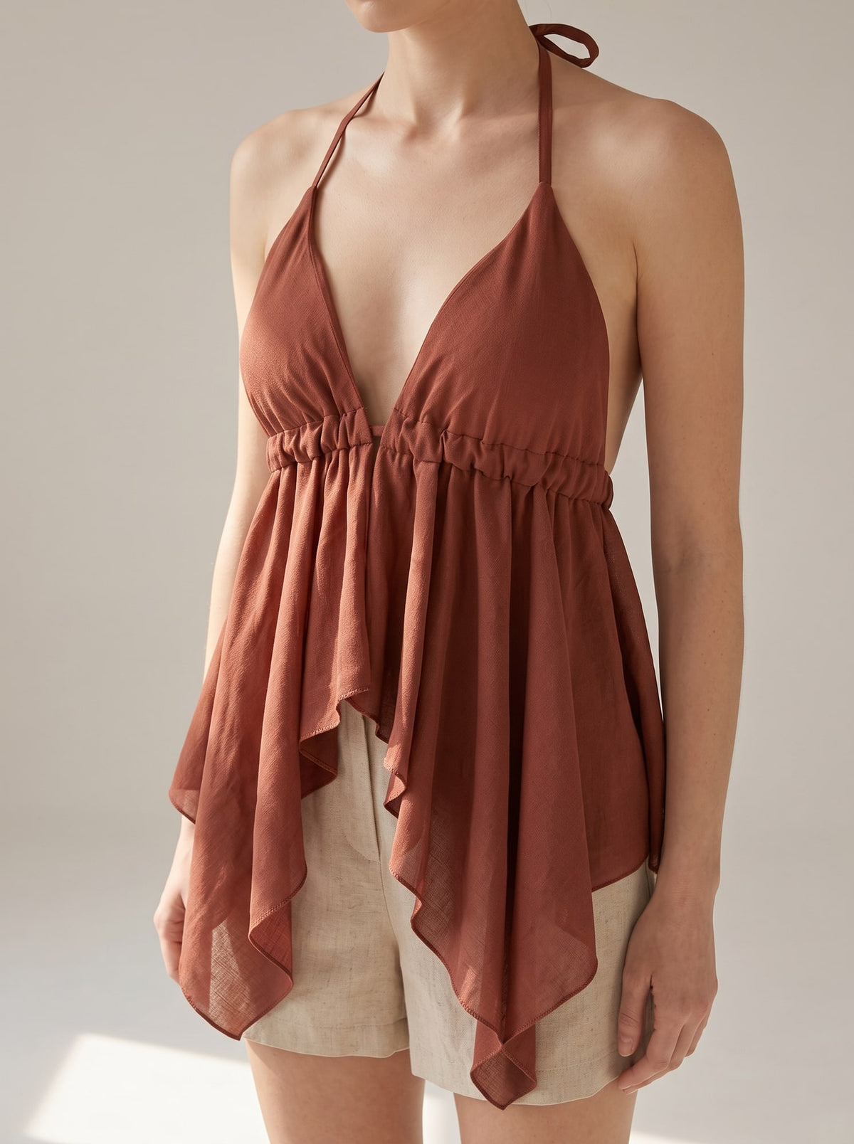 TOP HALTER ASIMMETRICO Coccio - dettaglio - IRONICA