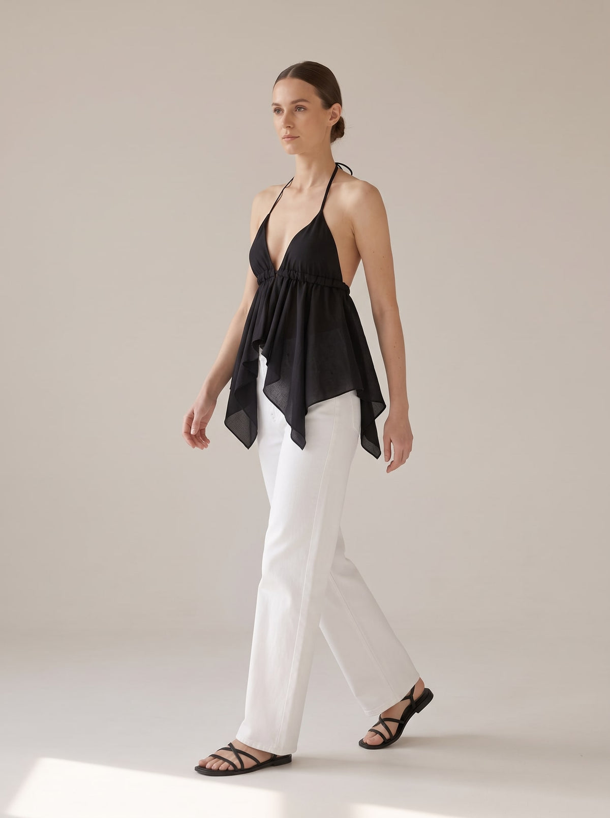 TOP HALTER ASIMMETRICO Nero - in movimento - IRONICA