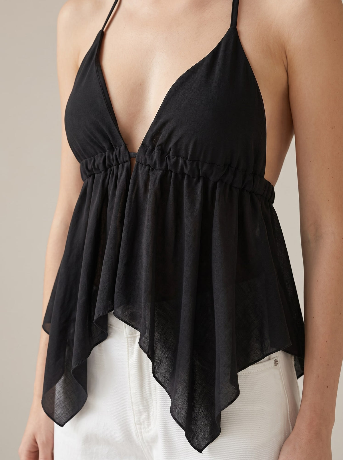 TOP HALTER ASIMMETRICO Nero - dettaglio - IRONICA