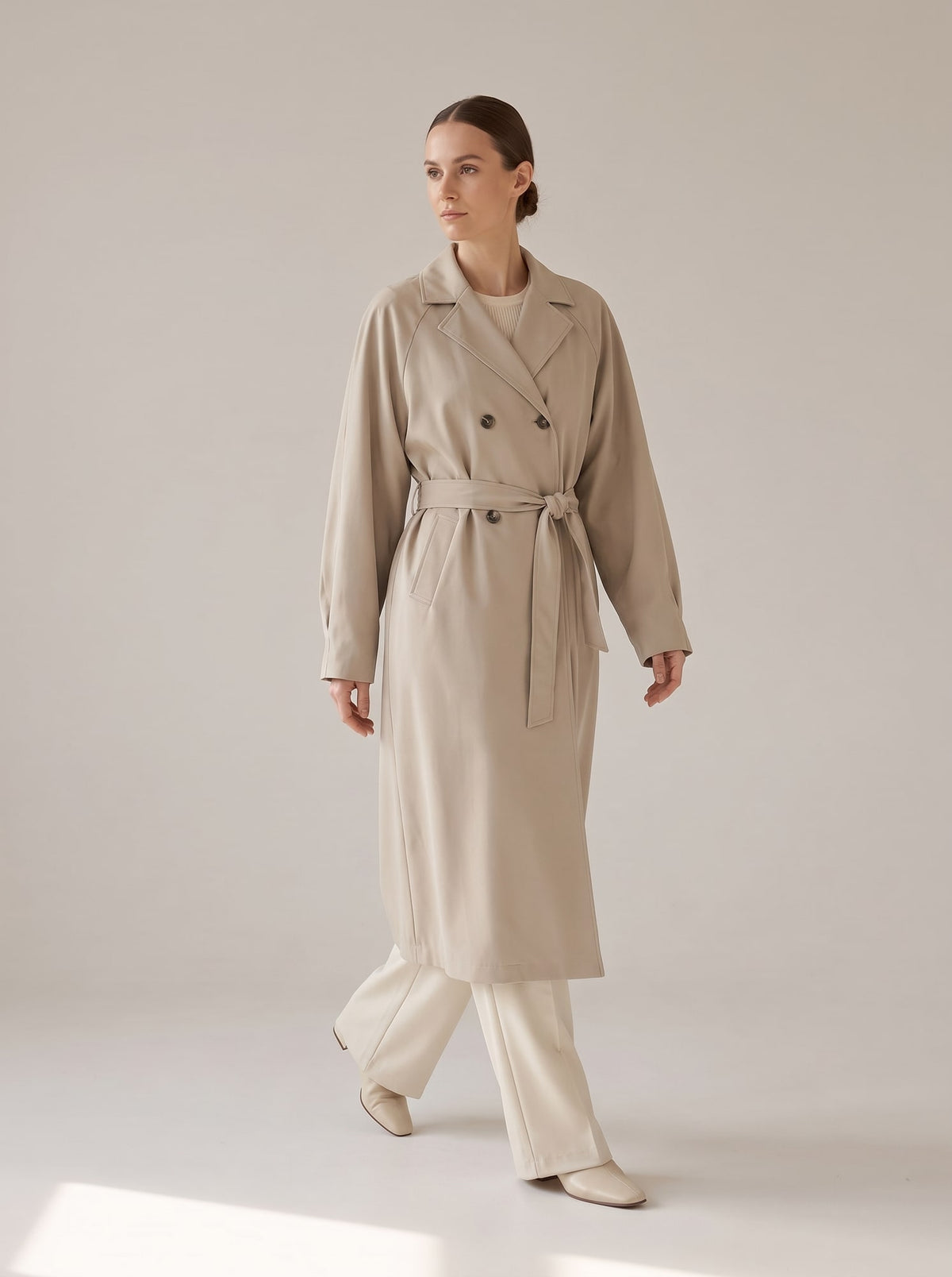 TRENCH OVERSIZE CON CINTURA Crema - in movimento - IRONICA