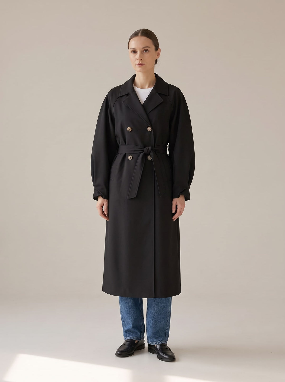TRENCH OVERSIZE CON CINTURA Nero - indossato - IRONICA