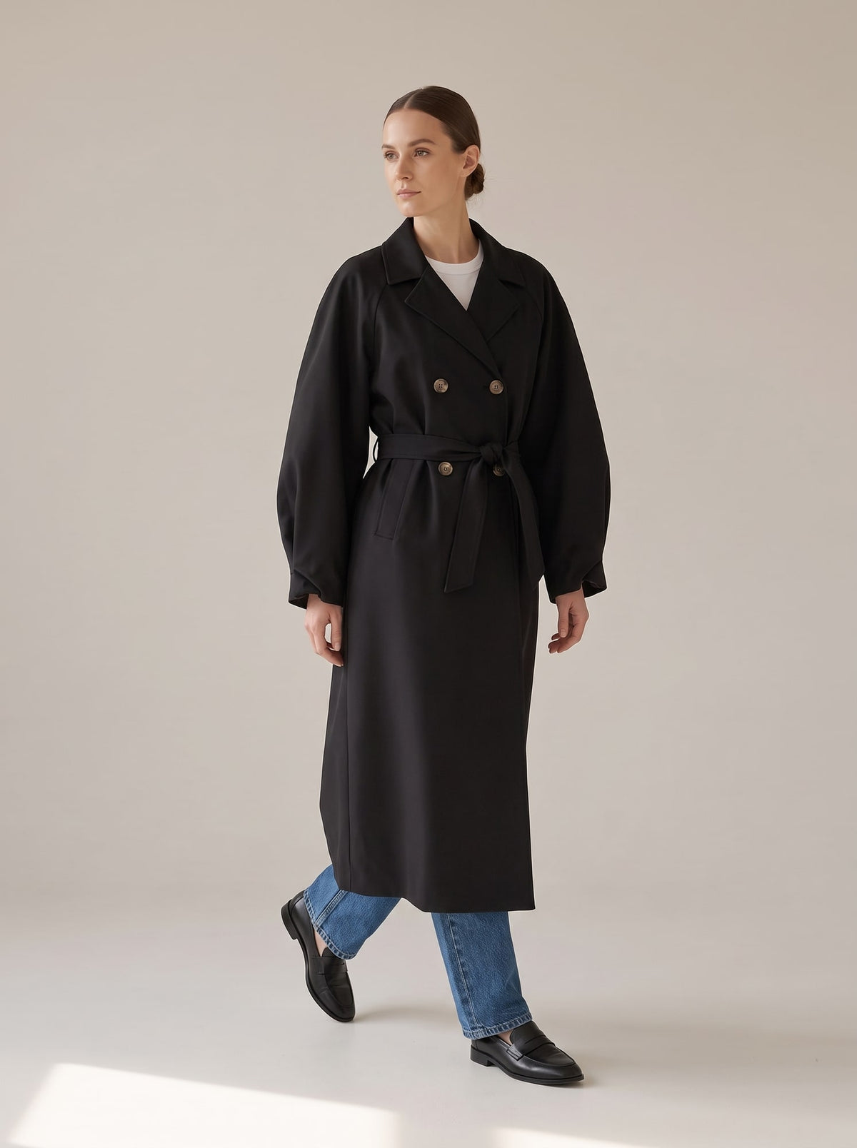 TRENCH OVERSIZE CON CINTURA Nero - in movimento - IRONICA